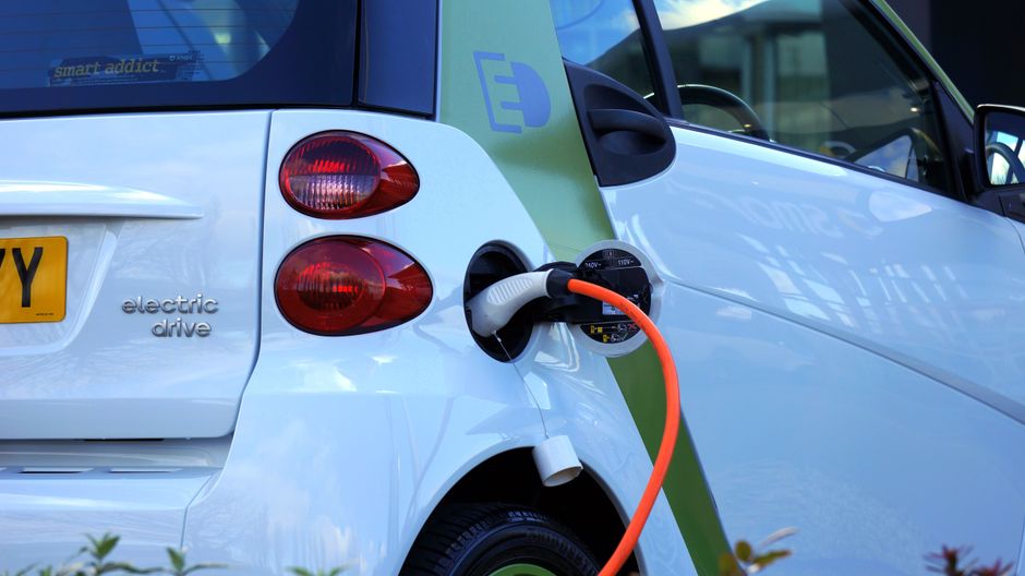 Detalj baterije električnog kineskog automobila uz temu garancije baterije i degradacije