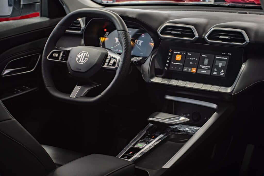 Moderan enterijer MG automobila sa velikim ekranom i bogatom opremom za srpske kupce