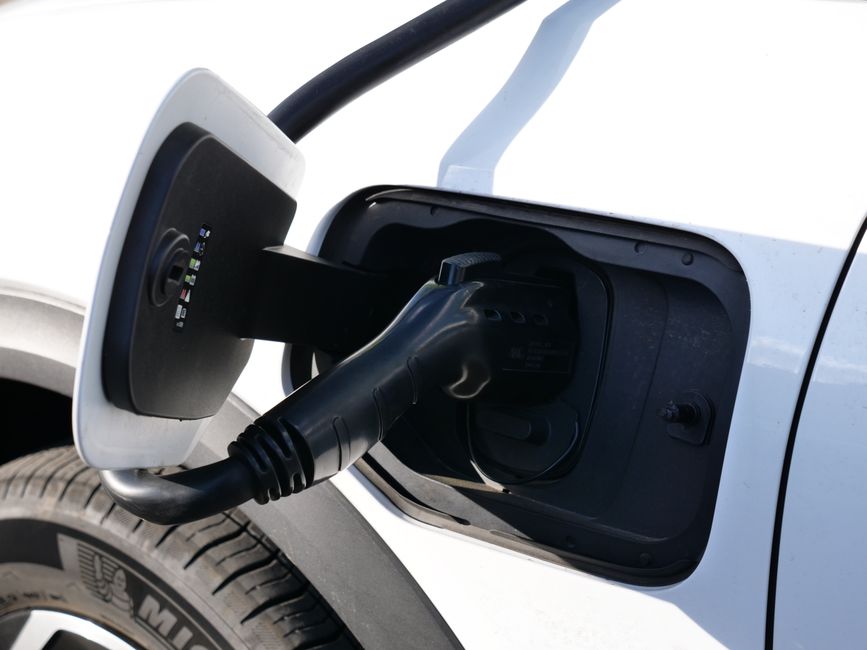 Kineski električni SUV na punjenju uz temu baterije, dometa i troškova vlasništva