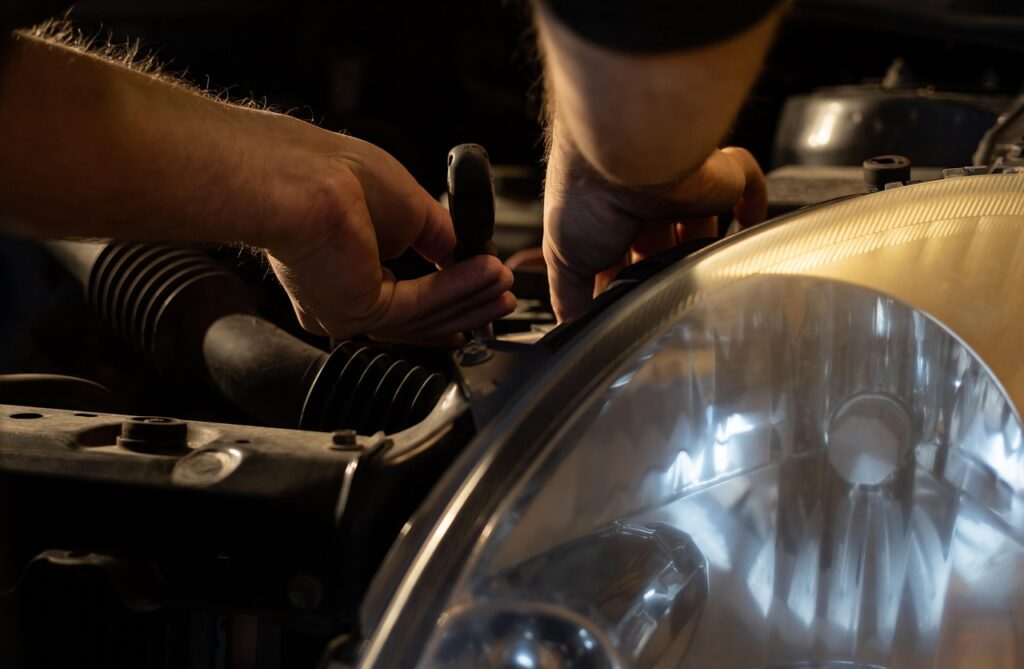 Detalj pregleda automobila u servisu kao ilustracija provere ovlašćenog servisa i podrške