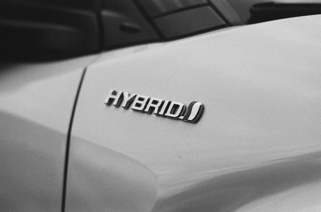Unutrašnjost plug-in hibridnog automobila sa ekranima i kontrolama