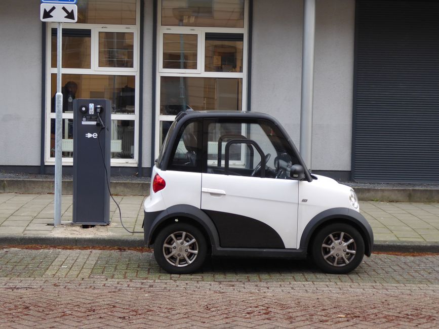 Mali kineski električni auto za gradsku vožnju i niske troškove