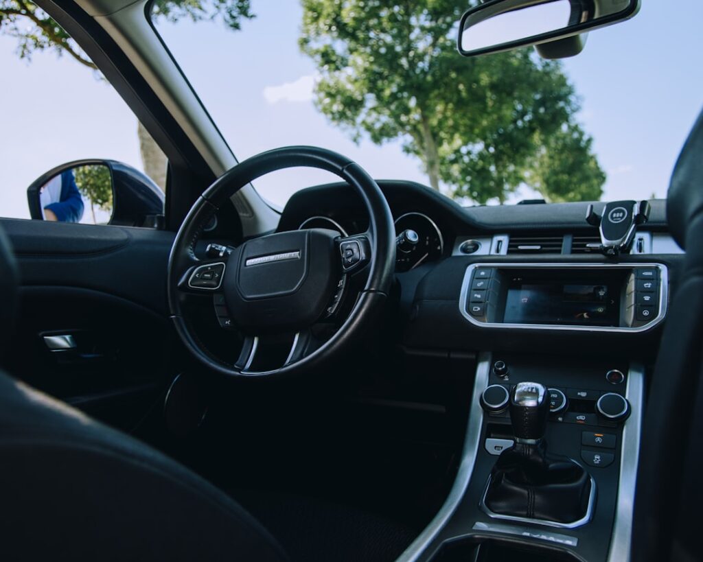 Detalj enterijera kineskog automobila koji pokazuje kvalitet izrade i opreme