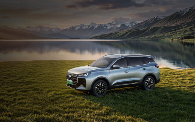 Chery Tiggo 7 Pro PHEV spolja, prednji trotrecinski pogled pored jezera