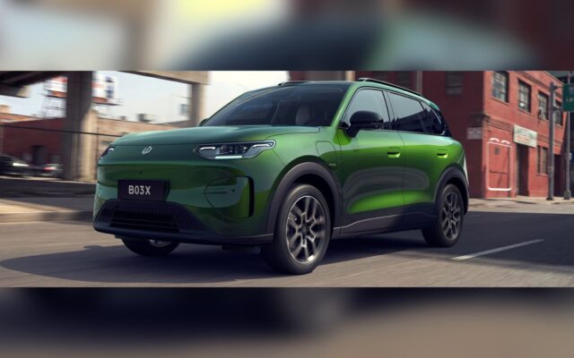 Leapmotor B03X spolja, prednji trotrečinski pogled u gradskoj ulici