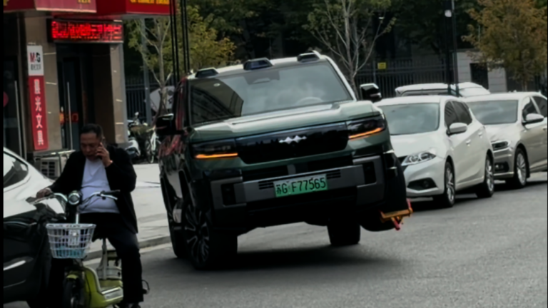 BYD Bao 8 snimljen na tri točka u Lianjungangu, 17. oktobra 2026.