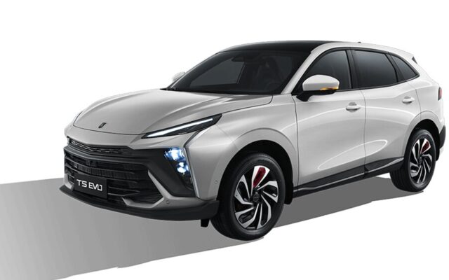 Dongfeng Forthing T5 EVO spolja, prednji trotrečinski pogled, verzija 2025